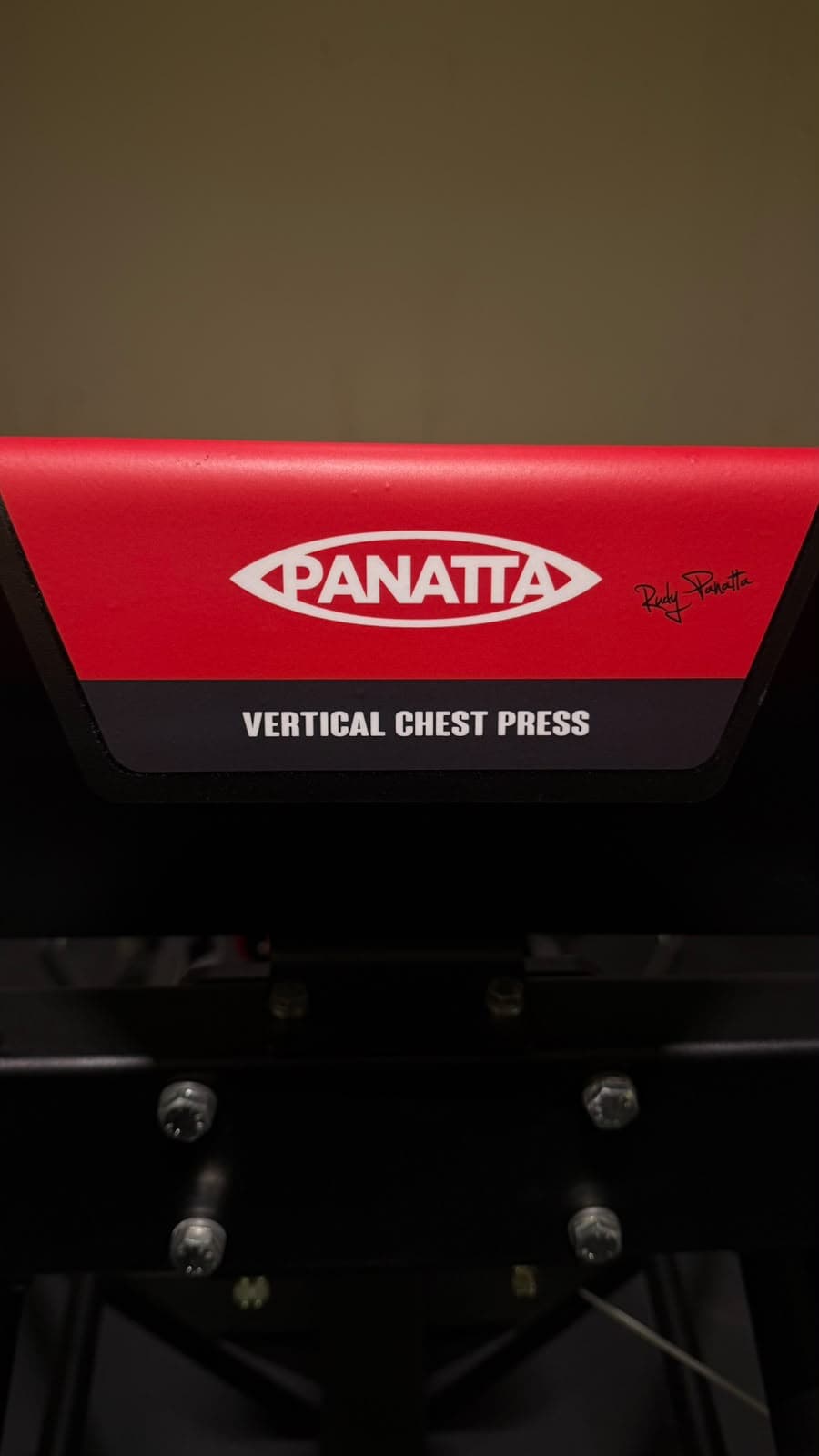 Detalle del Vertical Chest Press Panatta con firma de Rudy Panatta